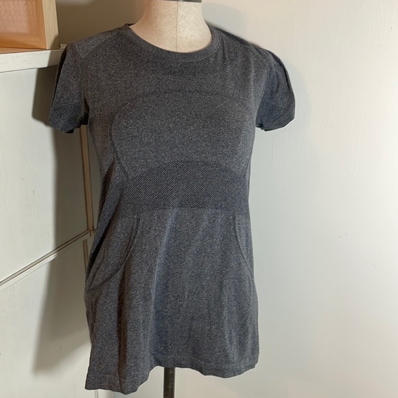 lululemon athletica Tops - Lululemon Swiftly Short Sleeve Tee size 6